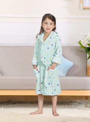 Imagen 1 del producto Batas De Baño Con Capucha Y Bolsillos Niño Y Niña Polar Con Lunares