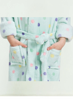 Imagen 2 del producto Batas De Baño Con Capucha Y Bolsillos Niño Y Niña Polar Con Lunares