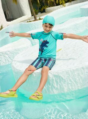 Traje De Baño Polera Manga Corta Pantalón Corto y Gorro 3 piezas para Niño de 3 a 9 Años Dino