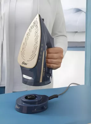 Plancha de vapor inalámbrica Oster® 2 en 1 con suela de cerámica GCSTCC5000