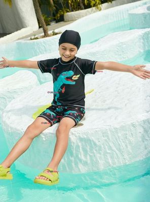 Traje De Baño Polera Manga Corta Pantalón Corto y Gorro 3 piezas Corte Split Niño de 3 a 9 Años Dino