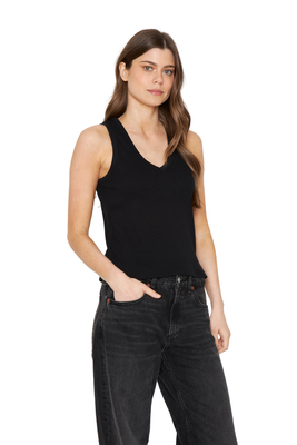 Imagen 2 del producto Polera Mae Cuello en V negra Jacinta Tienda