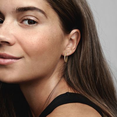 Imagen 2 del producto Aretes de Aro en Shine con Pave y Logo Exclusivo