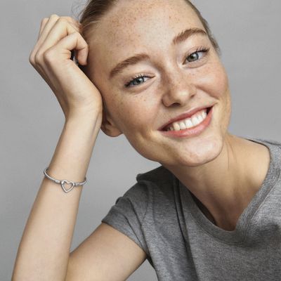 Imagen 2 del producto Brazalete en Plata Cadena de Serpiente con cierre de Corazón