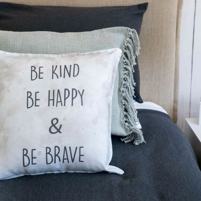 Imagen 2 del producto FUNDA COJÍN ALGODÓN KIND, HAPPY AND BRAVE 45X45