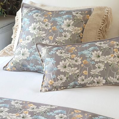 Imagen 2 del producto FUNDA COJÍN MARISA NO ME OLVIDES SOBRE GRIS 45X45