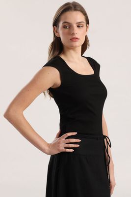 Imagen 2 del producto Polera escotada ribb liola mujer negro