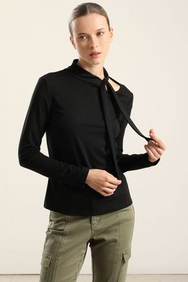 Imagen 2 del producto Top Cuello Fantasia Lazada, Negro Liola