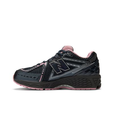 Imagen 2 del producto Zapatillas Urbanas Niños New Balance 1906 R Negra/Rosa