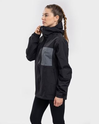 Imagen 2 del producto Chaqueta Impermeable Hoodie Danira Mujer Black Gnomo