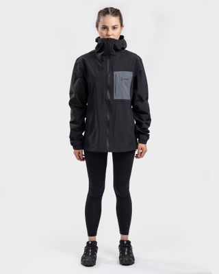 Chaqueta Impermeable Hoodie Danira Mujer Black Gnomo