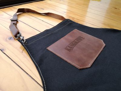 Imagen 2 del producto PECHERA PARRILLERA DE JEANS CON CUERO