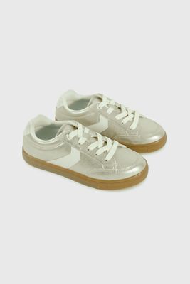 Zapatilla Lifestyle Dorada de Niña