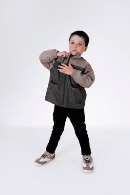 Imagen 2 del producto Chaqueta corta viento café para niños, estilo y protección