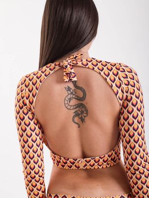 Imagen 2 del producto Polera Surf Daikiri Mujer Manga Larga Espalda Abierta Geométrico Naranjo Azul Filtro UV50+