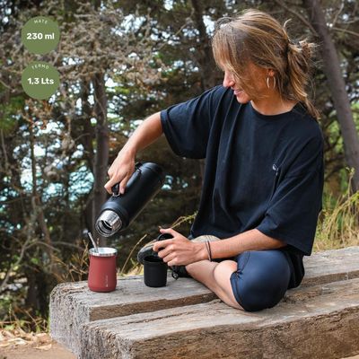 Imagen 2 del producto Termo Líquido Classic Black 1.3 lts + Mate Bombilla Red