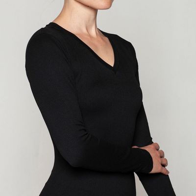 Imagen 2 del producto Polera Esencial Acanalado Escote V Negro Monarch