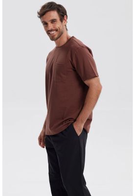 Imagen 2 del producto Polera Hombre Básica Con Bolsillo Café Oscuro
