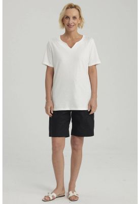 Imagen 2 del producto Bermuda Mujer Con Cortes Y Apertura Negro