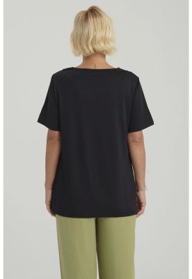 Imagen 2 del producto Polera Mujer Aplicación Cuello Negro - ll