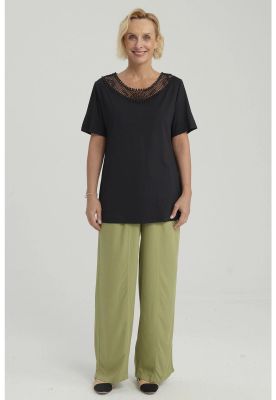 Imagen 2 del producto Polera Mujer Aplicación Cuello Negro - ll