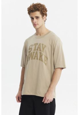 Imagen 2 del producto Polera Hombre Oversize Estampada Beige Oscuro