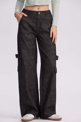 Imagen 1 del producto Pantalón Mujer Efecto Cuero Cargo Negro