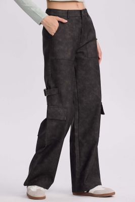 Imagen 2 del producto Pantalón Mujer Efecto Cuero Cargo Negro