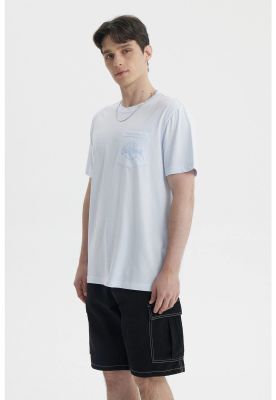 Imagen 2 del producto Polera Hombre Con Bolsillo Print Celeste Claro