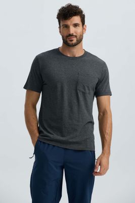 Imagen 2 del producto Polera Hombre Básica Con Bolsillo Gris Oscuro