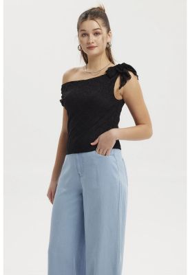 Imagen 2 del producto Polera Mujer Encaje Cuello Asimétrico Negro