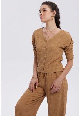 Imagen 2 del producto Polera Mujer Abotonada Con Textura Beige