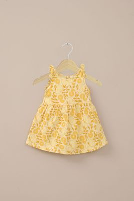 Vestido amarillo estampado de niña