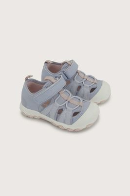 Sandalia outdoor morada de niña