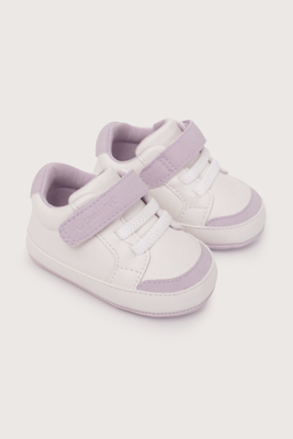 Zapatilla bebé blanca de niña