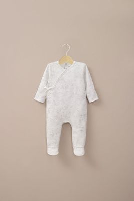 Osito gris con apertura en la espalda de bebé niño