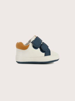 Imagen 2 del producto Zapatilla blanca para niño con velcros y abrigadas