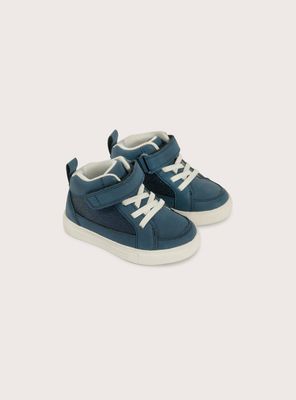 Zapatilla urbana para niña color azul con velcro