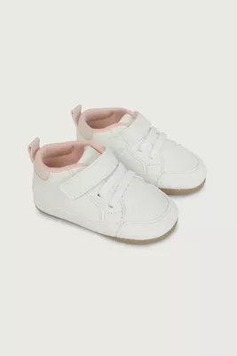 Zapatilla ultra flexible blanca de niña