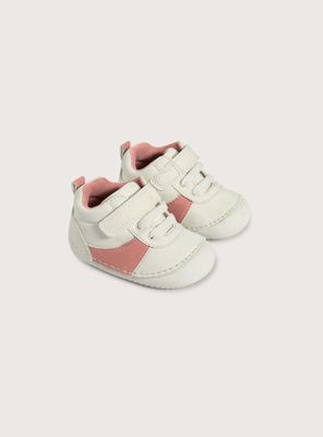 Zapatilla blanca con detalles rosados para niña