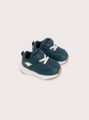 Zapatilla deportiva para niño color azul y velcro