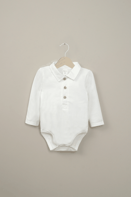 Body blanco con cuello camisero de bebé niño