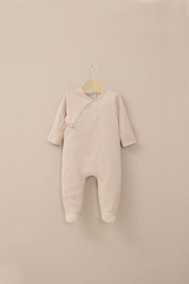 Osito beige con apertura en la espalda de bebé niña