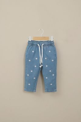 Imagen 1 del producto Jeans jogger con bordado azul de niña
