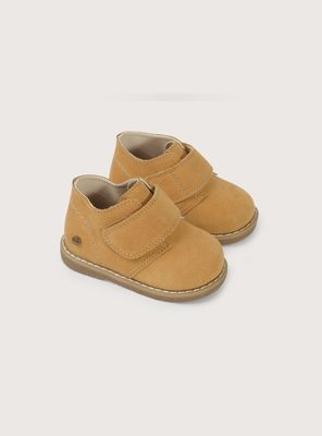 Zapato de cuero mostaza con velcro para caminantes