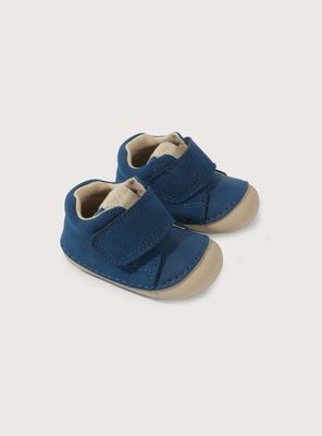 Zapato azul de niño con velcro, ideal para gatear