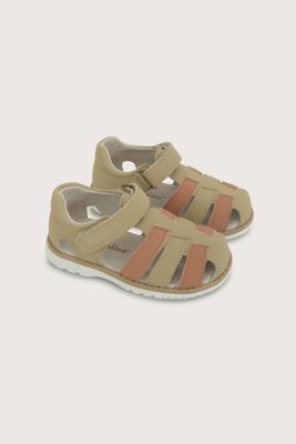 Sandalia café de niño