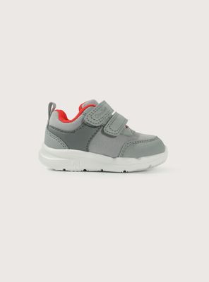 Imagen 2 del producto Zapatilla deportiva gris de niño con velcros