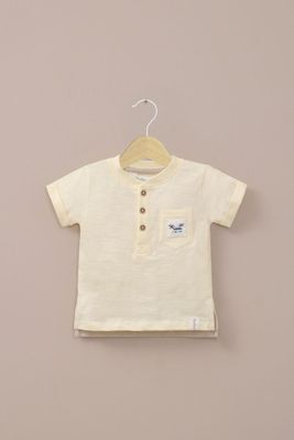 Polera amarilla con botones de niño