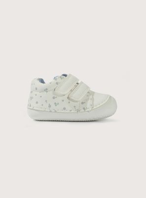 Imagen 2 del producto Zapatilla blanca con estampado para niña